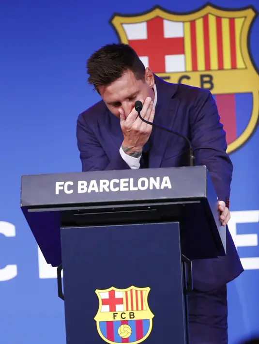 Lionel Messi menangis saat memulai konferensi pers di Stadion Camp Nou, Barcelona, ​​​​Spanyol, Minggu (8/8/2021). Mendapat aplaus panjang dan standing ovation dari yang hadir, pemain asal Argentina itu kembali menangis. (AP Photo/Joan Monfort)