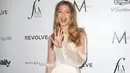 Model, Gigi Hadid memilih busana putih yang dibalut luaran transparan saat menghadiri Los Angeles Fashion Awards 2016 di Sunset Tower Hotel, West Hollywood, California, Minggu (20/3) malam. (Frederick M. Brown/Getty Images/AFP)