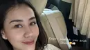 Aaliyah Massaid memilih tampil dengan tunik warna beige dengan bordiran putih. Dipercantik dengan anting-anting minimalis. [@aaliyah.massaid]
