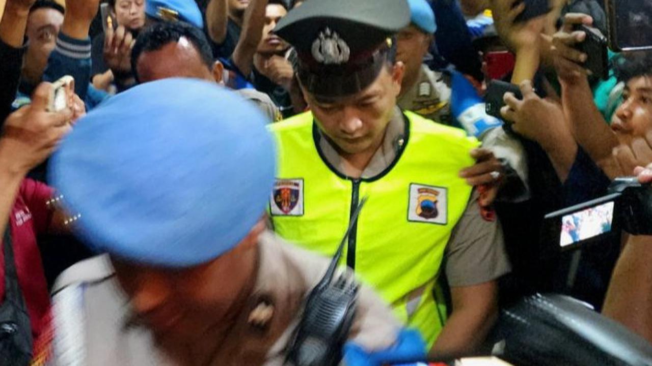 Jalani Sidang Kode Etik, Penampilan Aipda Robig Kenakan Seragam Polisi Jalan Tertunduk Masuki Ruang Sidang