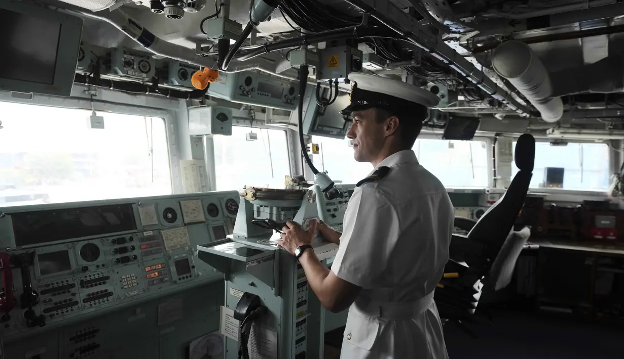 Komandan HMS Richmond, Richard Kemp menyampaikan bahwa kapal tersebut menjalankan misi kemaritiman yang tidak hanya bersifat militer, tetapi juga budaya dan sosial. (AP/Tatan Syuflana)