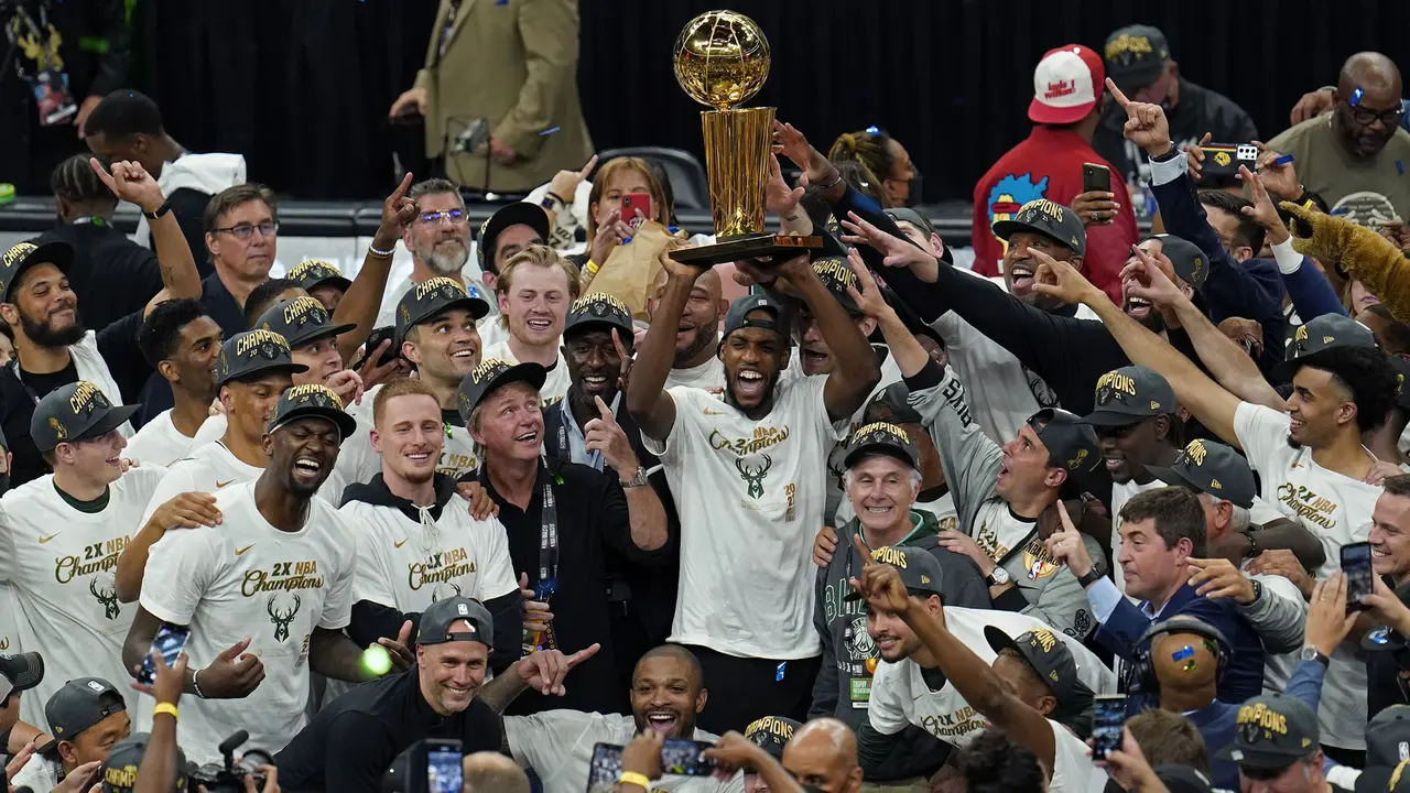Foto: Milwaukee Bucks Juarai NBA 2020/2021 Setelah Kalahkan Phoenix Suns di Final Gim Keenam