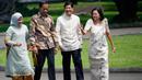 Presiden Indonesia Joko Widodo atau Jokowi (kedua kiri) dan istrinya Iriana (kiri) berjalan bersama Presiden Filipina Ferdinand Marcos Jr (kedua kanan) dan istrinya Madame Louise Araneta Marcos (kanan) setelah upacara penanaman pohon di Istana Kepresidenan Bogor, Bogor, Jawa Barat, Senin (5/9/2022). Jokowi mengajak Presiden Filipina masuk ke dalam Istana Kepresidenan Bogor untuk berfoto bersama dan menandatangani buku tamu. (AP Photo/Achmad Ibrahim, Pool)