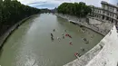 Pemandangan sungai Tiber yang diramaikan oleh sejumlah peserta International Tiber Canoe Descent di Roma, Italia (5/1). Acara ini diselenggarakan untuk mempromosikan olah raga kano serta pariwisata di kota Roma. (AFP Photo/Andreas Solaro)