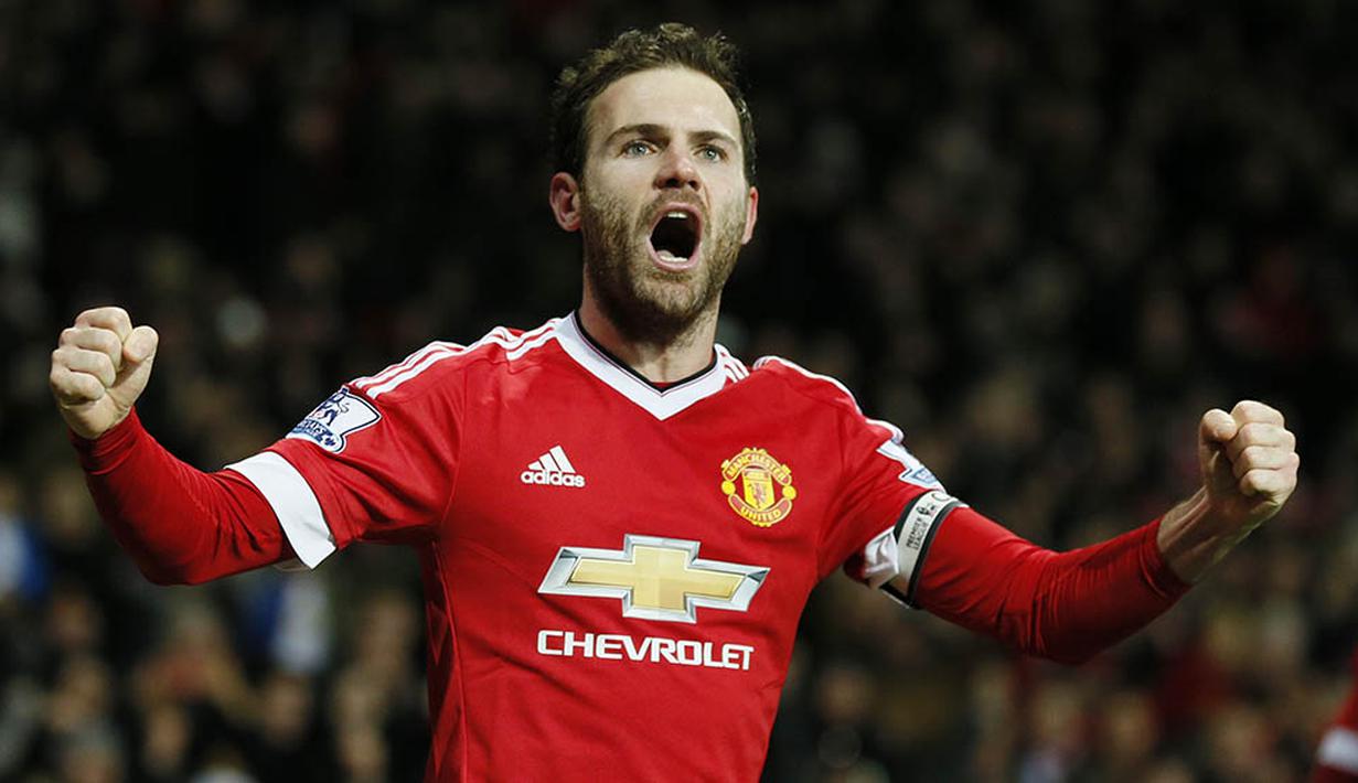 Gelandang Mnachester United, Juan Mata, merayakan gol yang dicetaknya ke gawang Watford. Gol kemenangan Setan Merah itu baru terjadi pada menit ke-83. (Reuters/Jason Cairnduff)