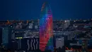 Gedung pencakar langit Torre Agbar terlihat dengan proyeksi cahaya warna pelangi saat peringatan World Pride di Barcelona, Spanyol, 28 Juni 2017. World Pride merupakan acara perayaan LGBT terbesar di dunia yang diadakan setiap tahun. (AP/Manu Fernandez)