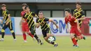 Kabar tersebut dihembuskan media Vietnam The Thao 247 yang menyebut Aysar Hadi bukan pemain kelahiran 2003. Tuduhan tersebut muncul lantaran unggahan sebuah akun yang menemukan foto sosok mirip Aysar Hadi sudah bermain di pentas profesional sejak tiga tahun lalu. (Bola.com/M Iqbal Ichsan)
