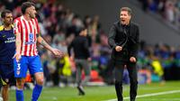 Diego Simeone memberikan instruksi pada skuad Atletico Madrid di laga melawan Arsenal di leg pertama semifinal Liga Champions 2025/2026 di Riyadh Air Metropolitano, Kamis (30/04/2026). (AP Photo/Jose Breton)