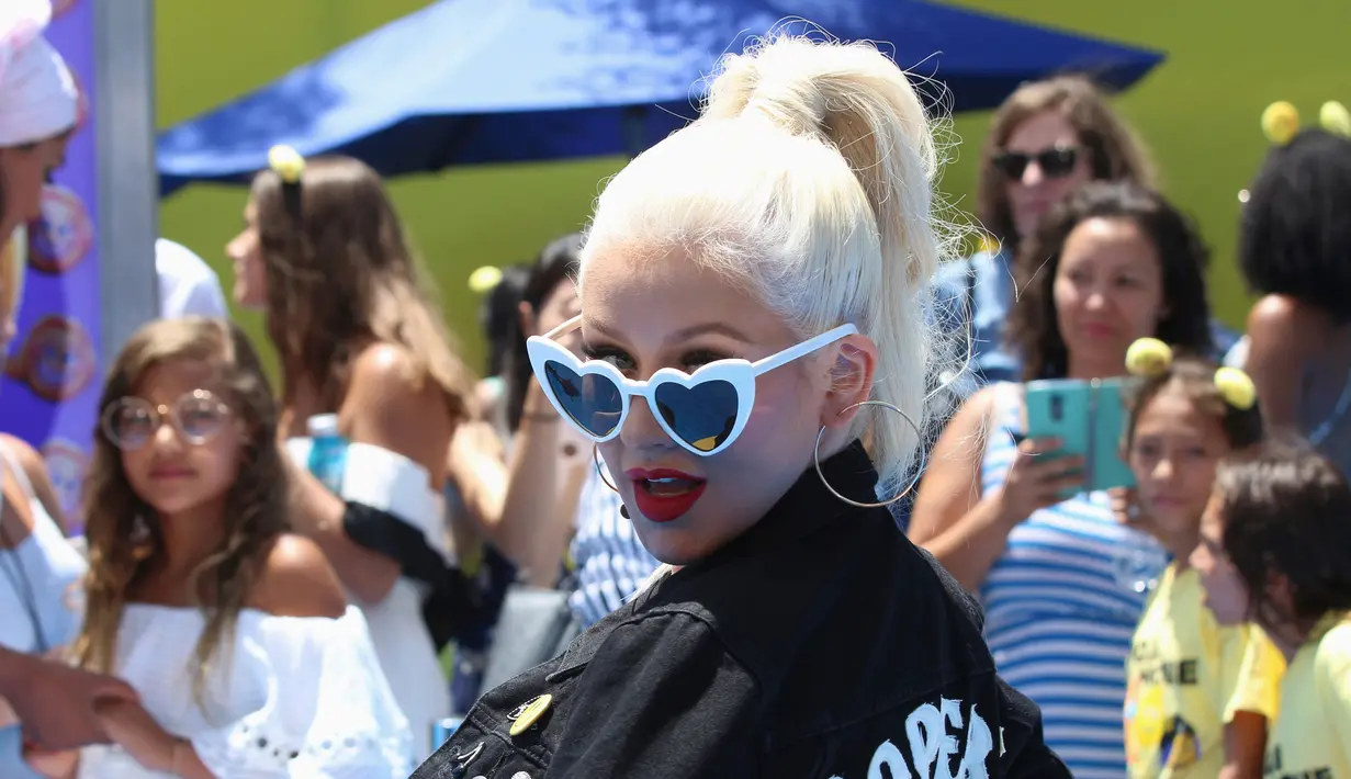 Pose Christina Aguilera saat menghadiri Premiere Film "The Emoji Movie" di bioskop The Village Village di Los Angeles, AS (23/7). Penyanyi berusia 36 tahun ini hadir bersama tunangannya Matt Rutler. (Photo by Willy Sanjuan/Invision/AP)