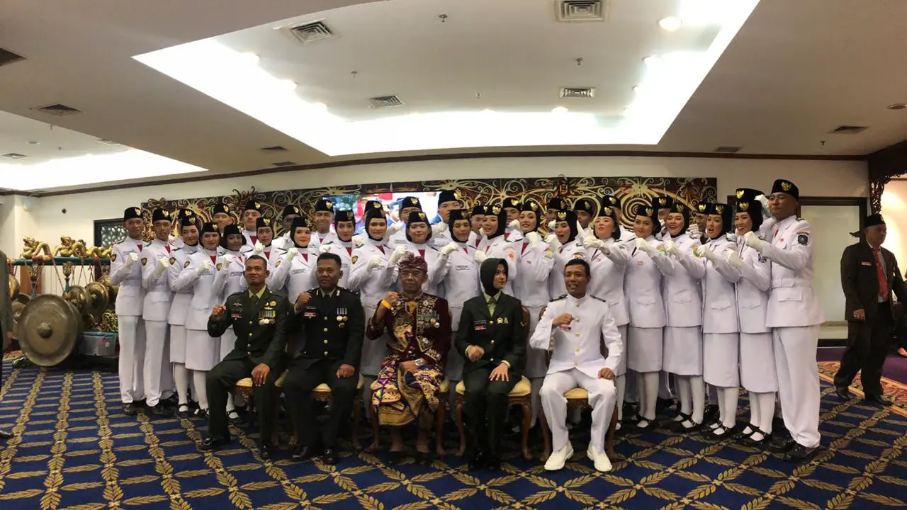 Paskibraka berfoto bersama Presiden Jokowi
