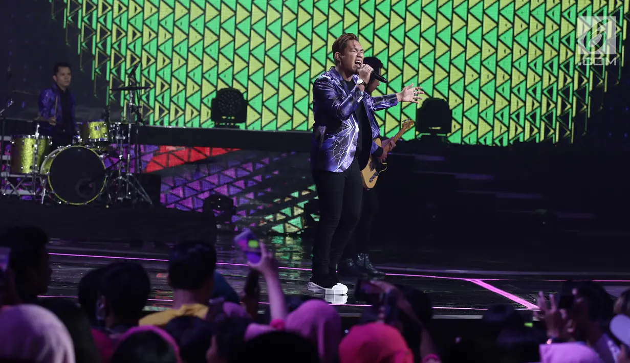 Armada Band saat berkolaborasi dengan Aktris Prilly Latuconsina ketika membawakan lagu Asal Kau Bahagia pada malam puncak HUT ke-27 SCTV di Hall D, Jiexpo Kemayoran, Jakarta, Kamis (24/8). (Liputan6.com/Herman Zakharia)