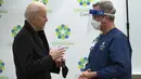 Presiden terpilih Joe Biden berbincang usai menerima dosis kedua vaksin COVID-19 Pfizer di Rumah Sakit Christiana di Newark, Delaware, Senin (11/1/2021). Dua vaksin Covid-19 yang disahkan di AS yakni Pfizer dan Moderna mengharuskan penerima untuk menerima dua suntikan. (Alex Wong/Getty Images/AFP)