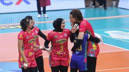 Tim putri Jakarta Electric PLN merayakan kemenangan atas Gresik Petrokimia dalam lanjutan PLN Mobile Proliga 2025 seri ketiga putaran pertama hari perdana di GOR Ken Arok Malang, Jumat (17/1/2025). (Dok. Moji)