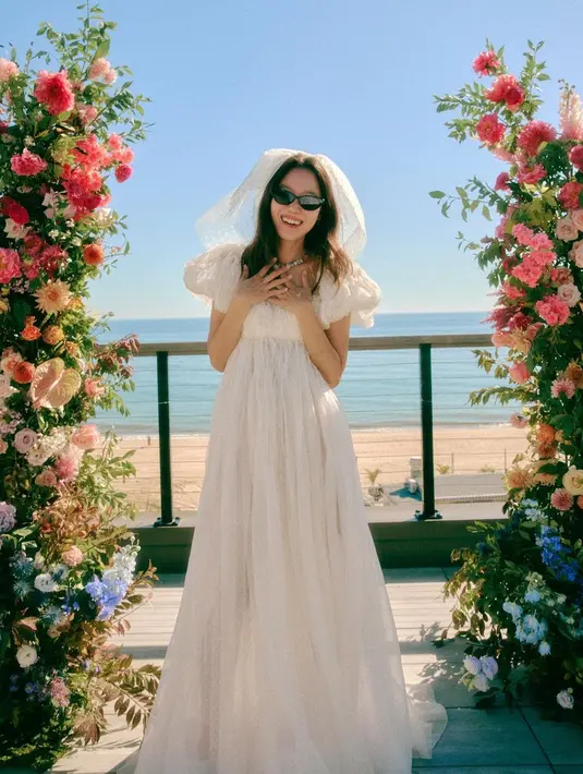<p>Aura kebahagiaan begitu terpancar dari wajah Gong Hyo Jin. (Foto: Instagram/ rovvxhyo)</p>