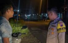 Nongkrong Tengah Malam, Gerombolan Pemuda Panik dan Kabur pas Lihat Mobil Polisi, Endingnya Bikin Lega