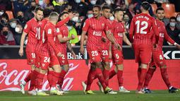Para pemain Sevilla merayakan gol yang dicetak bek Mouctar Diakhaby ke gawang Valencia pada pertandingan lanjutan La Liga Spanyol di stadion Mestalla di Valencia (20/1/2022).  Hasil imbang ini membuat Valencia naik ke posisi sembilan karena sudah mengumpulkan 29 poin. (AFP/Jose Jordan)