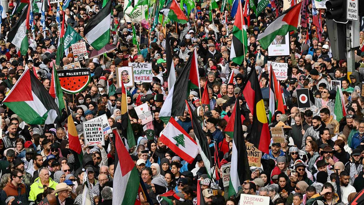 FOTO: Ribuan Warga Tumpah Ruah di Jembatan Sydney, Seruan Global untuk Gaza Menggema di Tengah Hujan