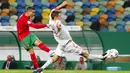 Striker Portugal, Cristiano Ronaldo, melepaskan tendangan saat melawan Spanyol pada laga uji coba di Stadion Jose Alvalede, Kamis (8/10/2020). Kedua tim bermain imbang 0-0. (AP Photo/Armando Franca)