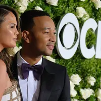 Pasangan John Legend dan Chrissy Teigen selalu dikenal dengan keromantisannya. Namun kabar terbaru menyebutkan bahwa keduanya mendatangi kantor konsultan pernikahan dan dikabarkan adanya masalah di antara mereka. (AFP/Jemal Countess)