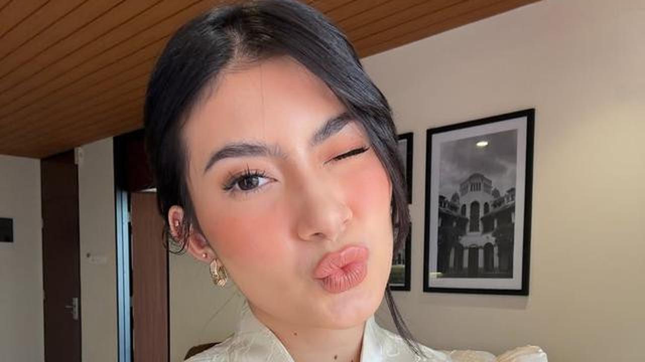 Model Kebaya Peplum Inka Andestha saat Hadiri Wisuda Pratama Arhan, Cantik Memesona