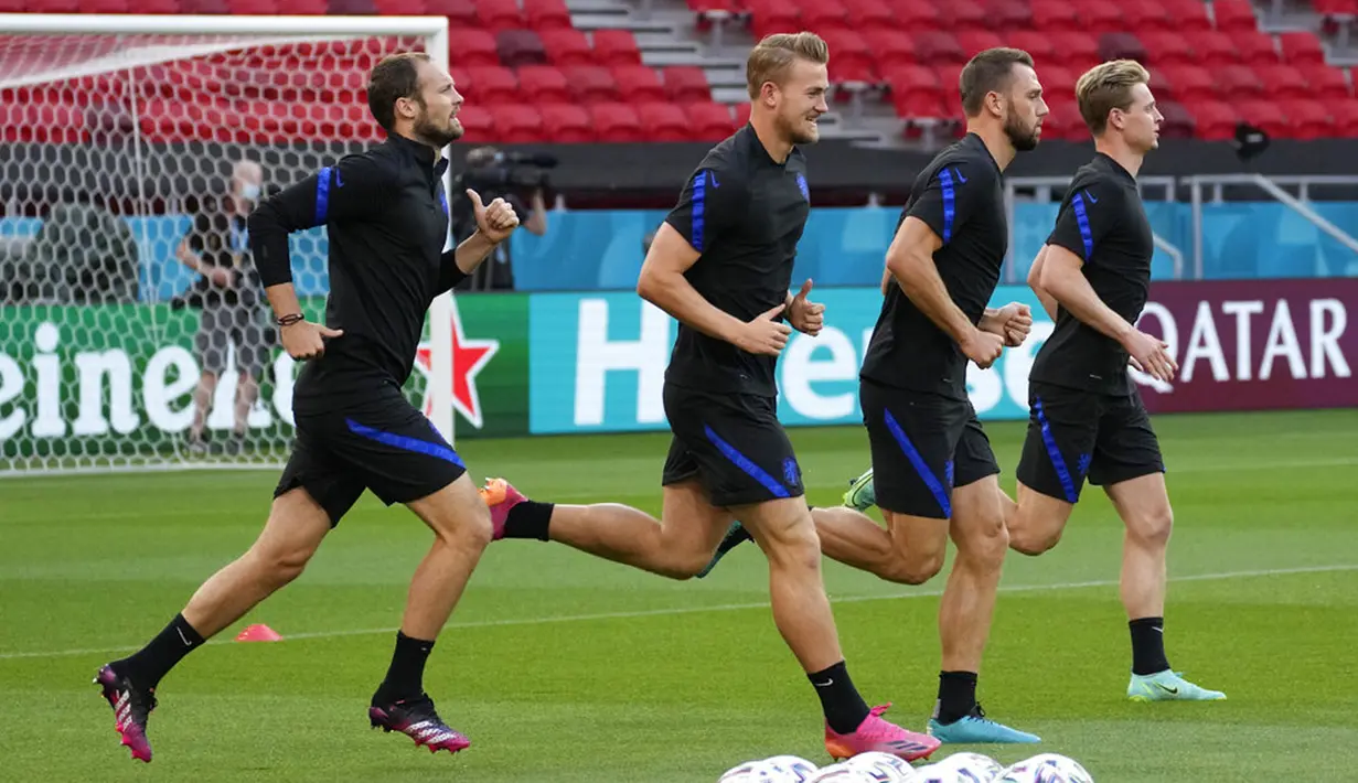 Para pemain Belanda mengikuti sesi latihan di Stadion Ferenc Puskas, Budapest, Hungaria, Sabtu (26/6/2021). Belanda akan menghadapi Republik Ceko pada pertandingan babak 16 besar Euro 2020. (AP Photo/Darko Bandic)