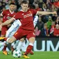 Pemain Liverpool, James Milner gagal mencetak tendangan penalti ke gawang Maribor pada laga lanjutan Grup E Liga Champions di Anfield, Kamis (2/11). Liverpool membuka lebar jalannya menuju babak 16 besar usai menang  3-0 atas Maribor. (AP/Rui Vieira)