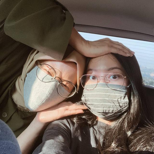 Sering Dikira Kakak, Ini 6 Kebersamaan Hanggini dan Ibunda yang Jarang Tersorot