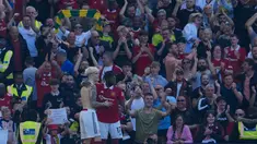Gelandang Manchester United, Alejandro Garnacho (kiri) berselebrasi dengan rekannya Fred setelah mencetak gol ke gawang Wolverhampton pada pertandingan lanjutan Liga Inggris di stadion Old Trafford di Manchester, Inggris, Sabtu, 13 Mei 2023. (AP Photo/Jon Super)