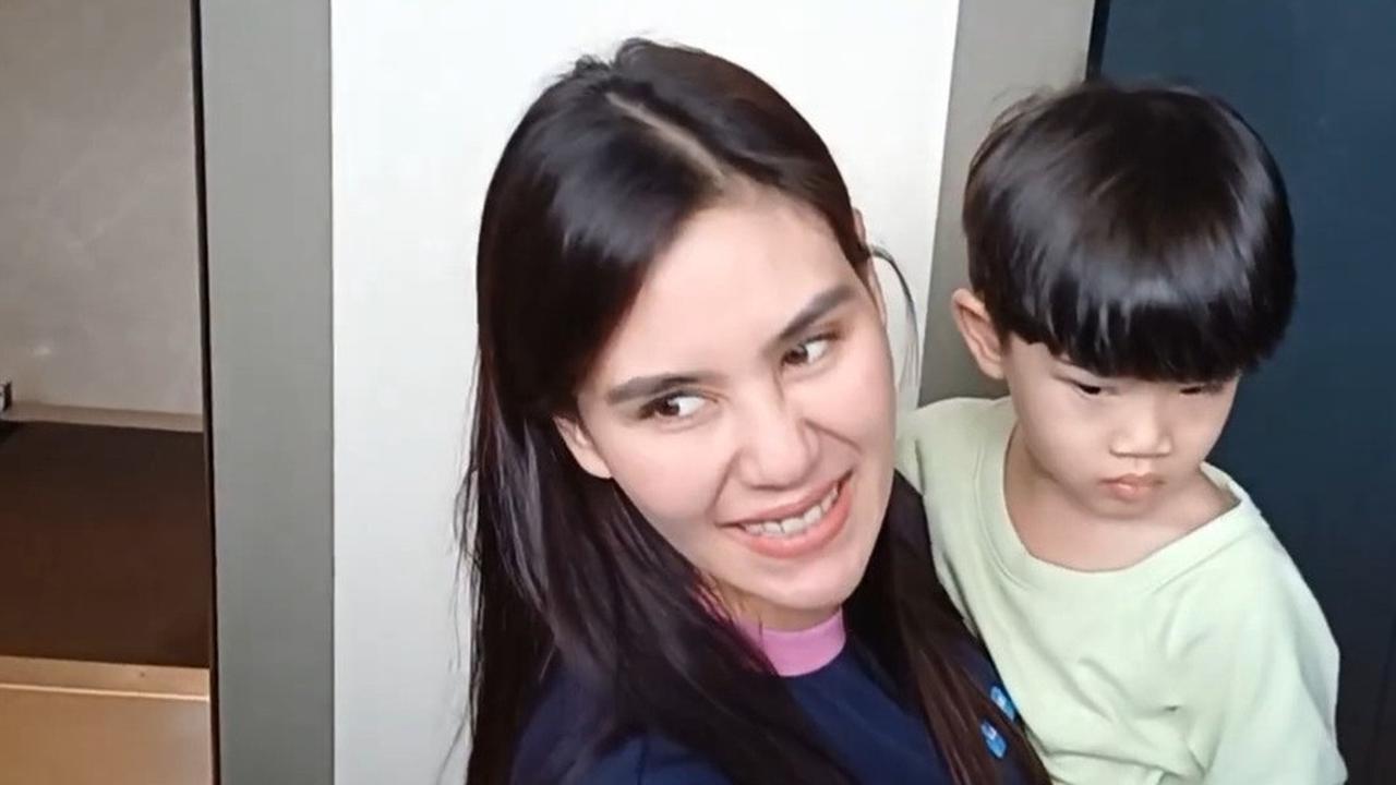 Delapan Potret Syahnaz Sadiqah dan Si Kembar yang Hadir dalam Perayaan Ulang Tahun Baby L