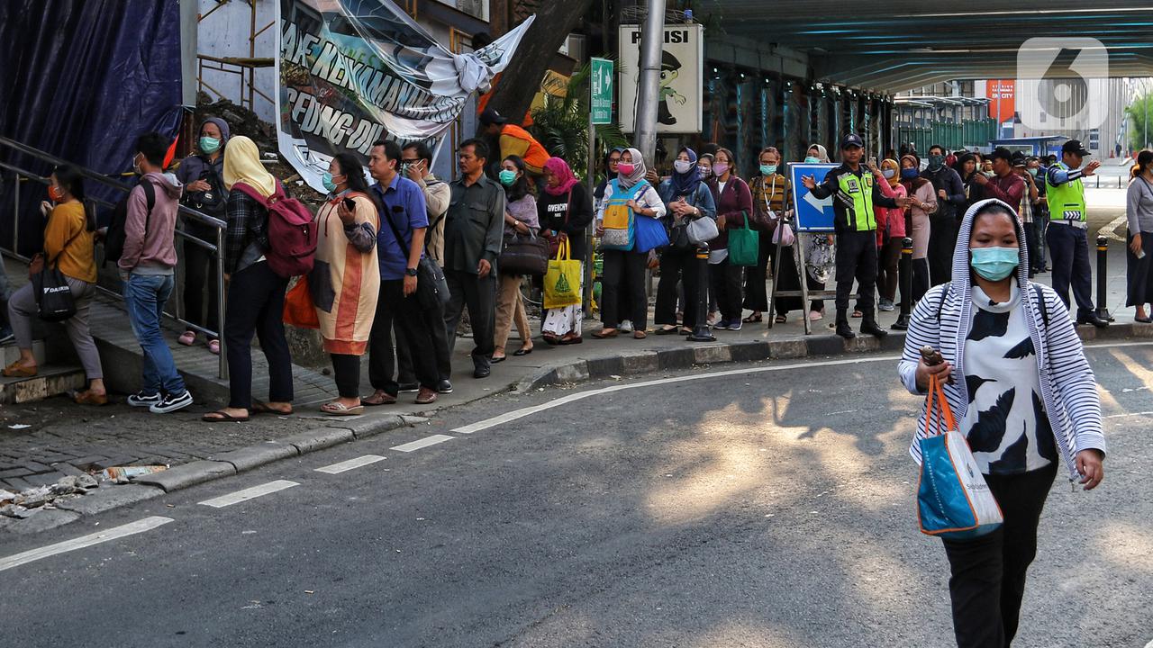 Antrean Terjadi di Stasiun Sudirman