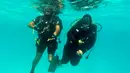Instruktur selam Arab Saudi, Nouf Alosaimi (kiri) bersama instruktur selam Mesir, Tamer Nasr di Laut Merah, dekat King Abdullah Economic City. Laut Merah memiliki perairan biru jernih, terumbu karang, dan pulau-pulau indah. (AP Photo/Fay Abuelgasim)