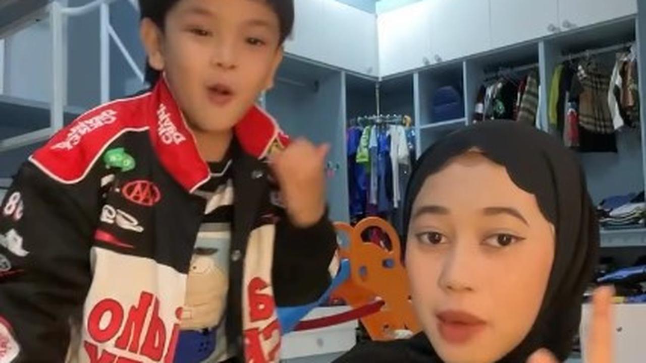 Joget Bareng Pengasuhnya, Gaya Gala Sky bak Anak Bujang - Disebut Jefri Nichol Versi Sachet