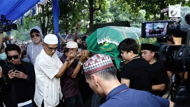 Air mata mengiringi pelepasan Jenazah Julia Perez yang dimakamkan di TPU Pondok Ranggon, Jakarta Timur.