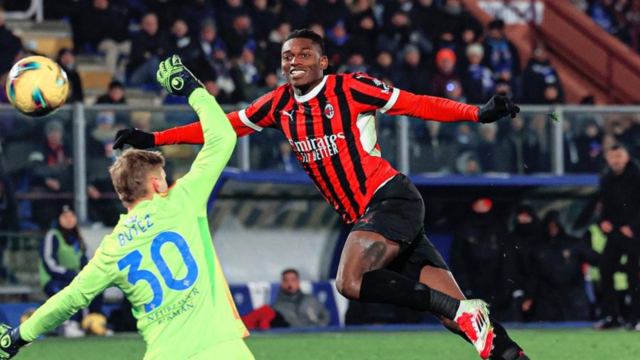Rafael Leao mencetak gol dalam laga Serie A antara Como vs AC Milan, Rabu (15/1/2025). (c) AC Milan Official