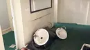 Bak cuci dan perlengkapan pipa yang rusak terlihat di kamar mandi sebuah gedung perkantoran setelah gempa bumi di Luzhou di Provinsi Sichuan, China barat daya, Kamis (16/9/2021). Gempa bumi meruntuhkan rumah, menewaskan tiga orang dan melukai belasan lainnya. (Qiu Xin via AP)
