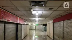 Deretan toko yang tutup di  Blok M Mall, Jakarta Selatan, Kamis (26/11/2020). Mal yang pernah berjaya pada era 1990-an sampai 2000-an tersebut kini telah sirna, ditambah adanya pandemi covid-19 yang memerparah keadaan. (Liputan6.com/Immanuel Antonius)