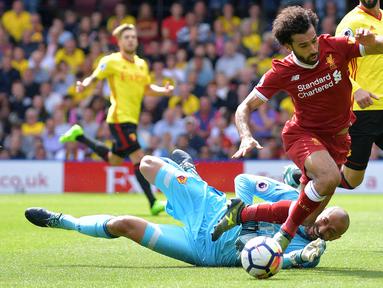 Kiper Watford, Heurelho Gomes (kiri) menghadang laju pemain Liverpool, Mohamed Salah pada laga Premier League di Vicarage Road, Watford, (12/8/2017). Liverpool bermain imbang 3-3. (AFP/Olly Greenwood)