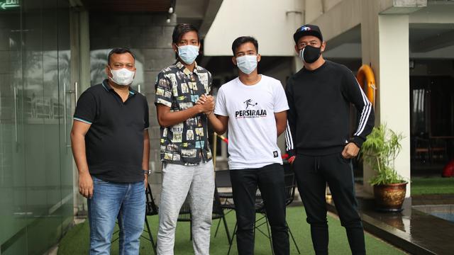 Manajer AHHA PS Pati FC, Doni Setiabudi dan Syaiful Indra Cahya meminta maaf kepada Sekretaris Persiraja, Rahmat Djailani dan Muhammad Nadhiif.