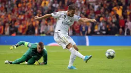 Pemain Real Madrid Eden Hazard menendang bola saat menghadapi Galatasaray pada laga Liga Champions di Istanbul, Turki, Selasa (22/10/2019). Real Madrid mengalahkan Galatasaray lewat gol tunggal Toni Kroos. (AP Photo)