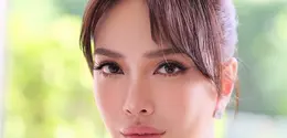 Intip potret cantik Shandy Aulia dengan tampilan full lips (@deanmua_)