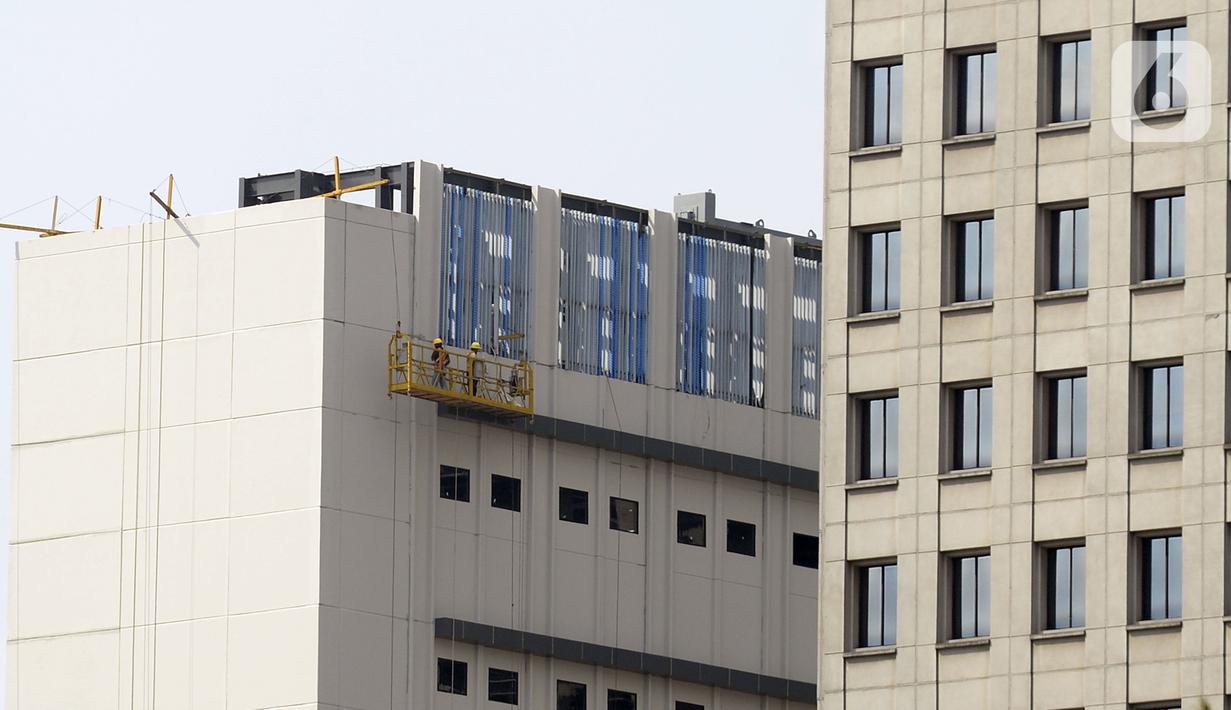 Pekerja membersihkan kaca gedung bertingkat di kawasan Sudirman Central Business District (SCBD), Jakarta, Senin (8/6/2020). Hampir tiga bulan kebijakan work from home (WFH) akibat pandemi COVID-19, banyak gedung bertingkat tidak terawat hari ini mulai dibersihkan. (merdeka.com/Dwi Narwoko)