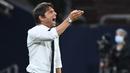 Pelatih Inter Milan, Antonio Conte, memberikan arahan kepada pemainnya saat menghadapi Getafe pada laga 16 besar Liga Europa 2019/2020 di Veltins Arena, Kamis (6/8/2020) dini hari WIB. Inter Milan menang 2-0 atas Getafe. (AFP/Ina Fassbender/various sources)