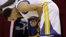 Ekspresi Stephen Curry guard Golden State Warriors setelah mencetak angka bagi timnya di final basket NBA melawan Cleveland Cavaliers. (AP Photo/Ben Margot)