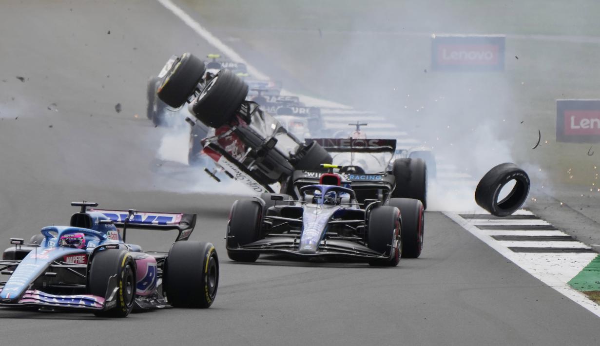 Beruntung, Zhou tidak mengalami cedera serius. Dia langsung dilarikan ke pusat medis terdekat. (AP/Frank Augstein)