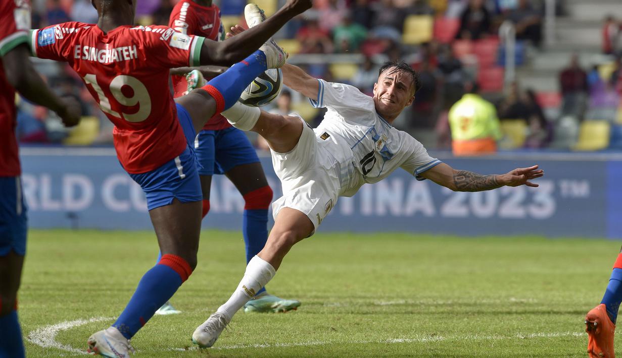Pemain Uruguay U-20, Franco Gonzalez (kanan) berusaha mencetak gol ke gawang Gambia U-20 pada laga 16 besar Piala Dunia U-20 di Estadio Unico Madre de Ciudades, Argentina, Jumat (02/06/2023) dini hari WIB. (AP Photo/Nicolas Aguilera)