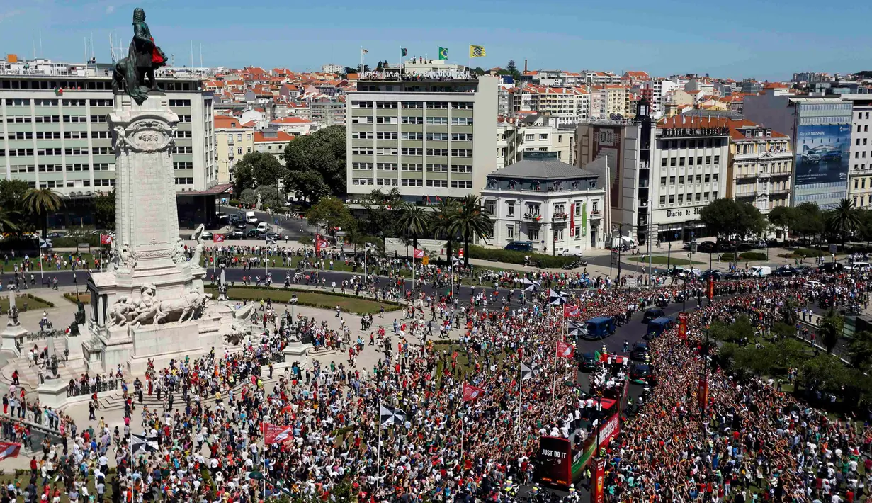 Warga tumpah ruah di kawasan Pombal Square menyambut kedatangan Cristiano Ronaldo dan tim kesebelasan Portugal usai menjuarai Piala Eropa 2016 di Prancis, Portugal, Senin (11/7). (REUTERS / Rafael Marchante)