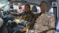 Menko Airlangga dan Menperin Agus Gumiwang saat menjajal salah satu mobil listrik yang dipajang oleh peserta GIIAS 2023. (Liputan6.com/Angga Yuniar)