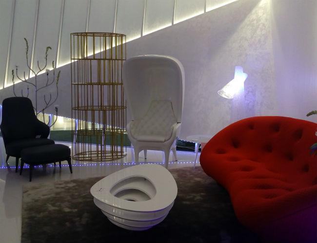 Desain ruang modern dengan sentuhan Phillips HUE karya desainer Cosmas Gozali | Foto by: Zika Z