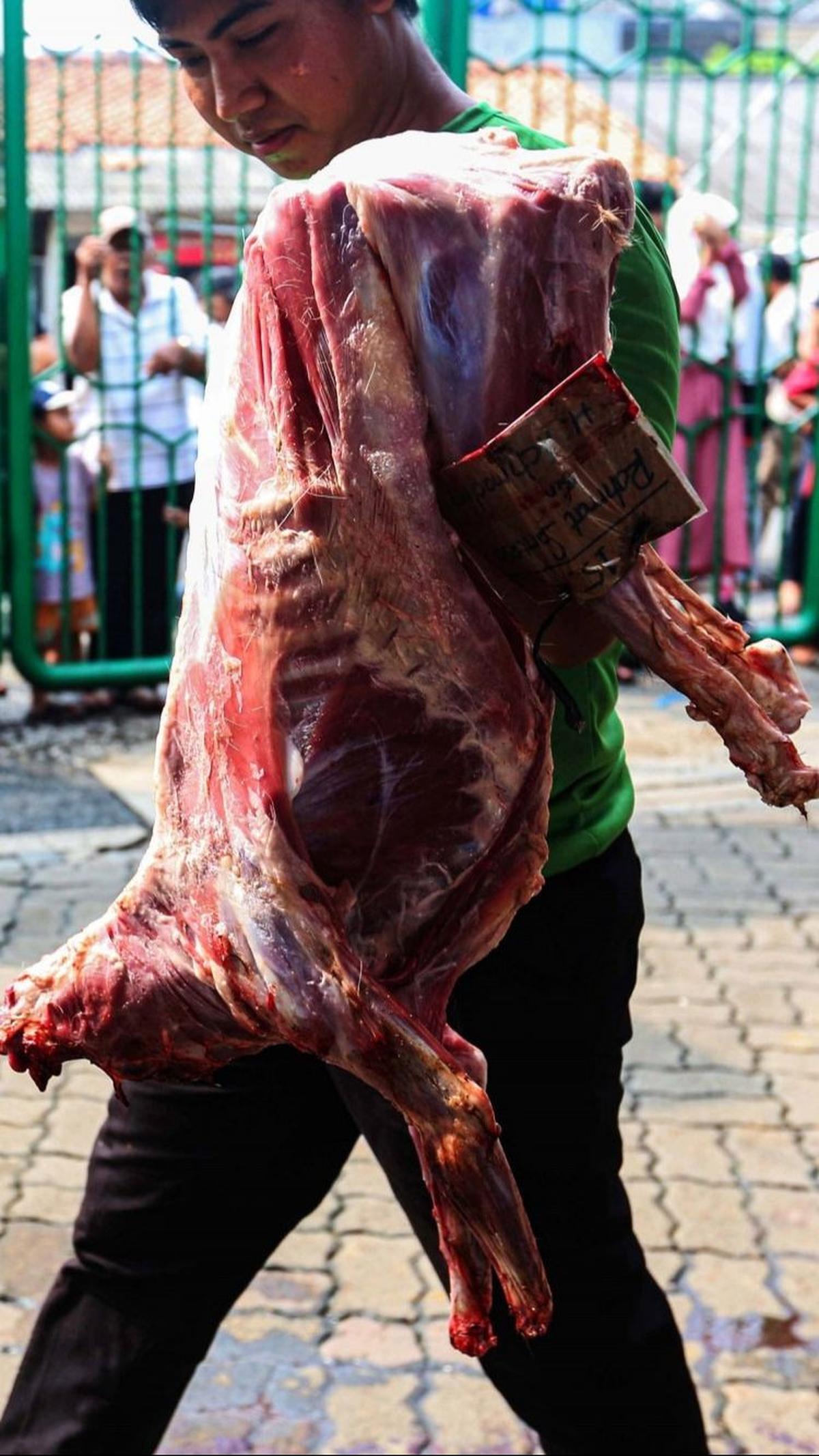 Acara yang sebelumnya dimulai dengan salat Iduladha dan dilanjutkan dengan prosesi penyembelihan hewan kurban.&nbsp;Foto: Liputan6.com / Angga Yuniar<br>