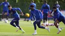 Penyerang Inggris, Jadon Sancho (kiri) bersama Bukayo Saka dan Tyrone Mings menghadiri sesi latihan di Hotspur Way Training Ground, Senin (11/10/2021). Inggris akan meladeni Hungaria dalam lanjutan Kualifikasi Piala Dunia 2022 zona Eropa Grup I pada Rabu, 13 Oktober 2021. (John Walton/PA via AP)